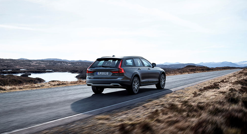 new2_volvo_v90_cross_country_driving_1800x1800